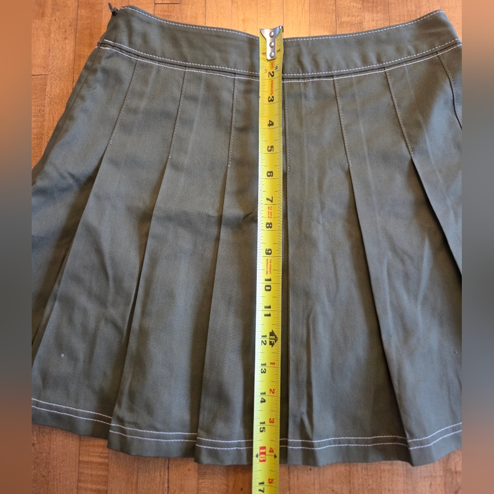 Classic Cotton/Polyester Green Pleated Skirt With White Whipstitching, Size 27 - Picture 5 of 6